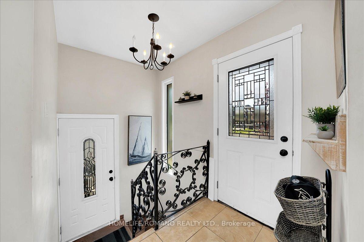 Photo 6 of 5 Cuffley Crescent S, North York, Downsview-Roding-CFB — HOMEH