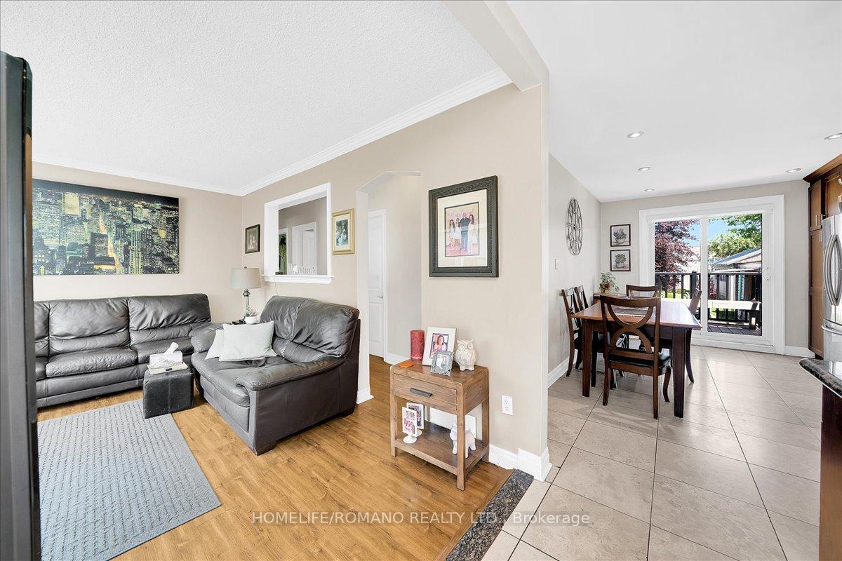 Photo 7 of 5 Cuffley Crescent S, North York, Downsview-Roding-CFB — HOMEH