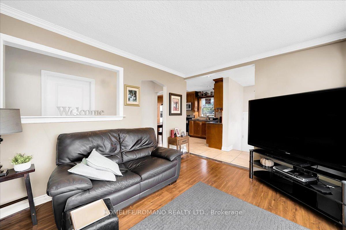 Photo 9 of 5 Cuffley Crescent S, North York, Downsview-Roding-CFB — HOMEH