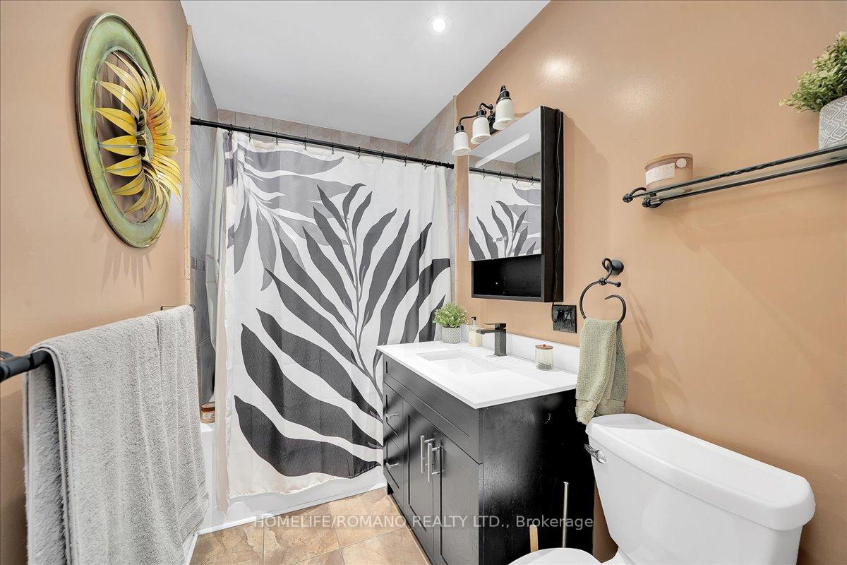 Photo 15 of 5 Cuffley Crescent S, North York, Downsview-Roding-CFB — HOMEH