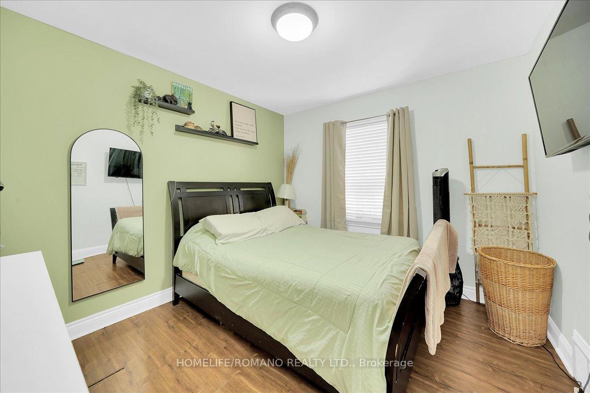 Photo 16 of 5 Cuffley Crescent S, North York, Downsview-Roding-CFB — HOMEH