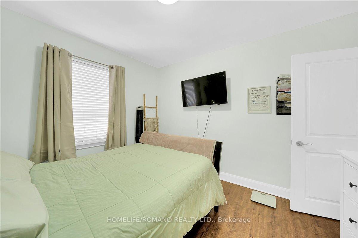 Photo 17 of 5 Cuffley Crescent S, North York, Downsview-Roding-CFB — HOMEH
