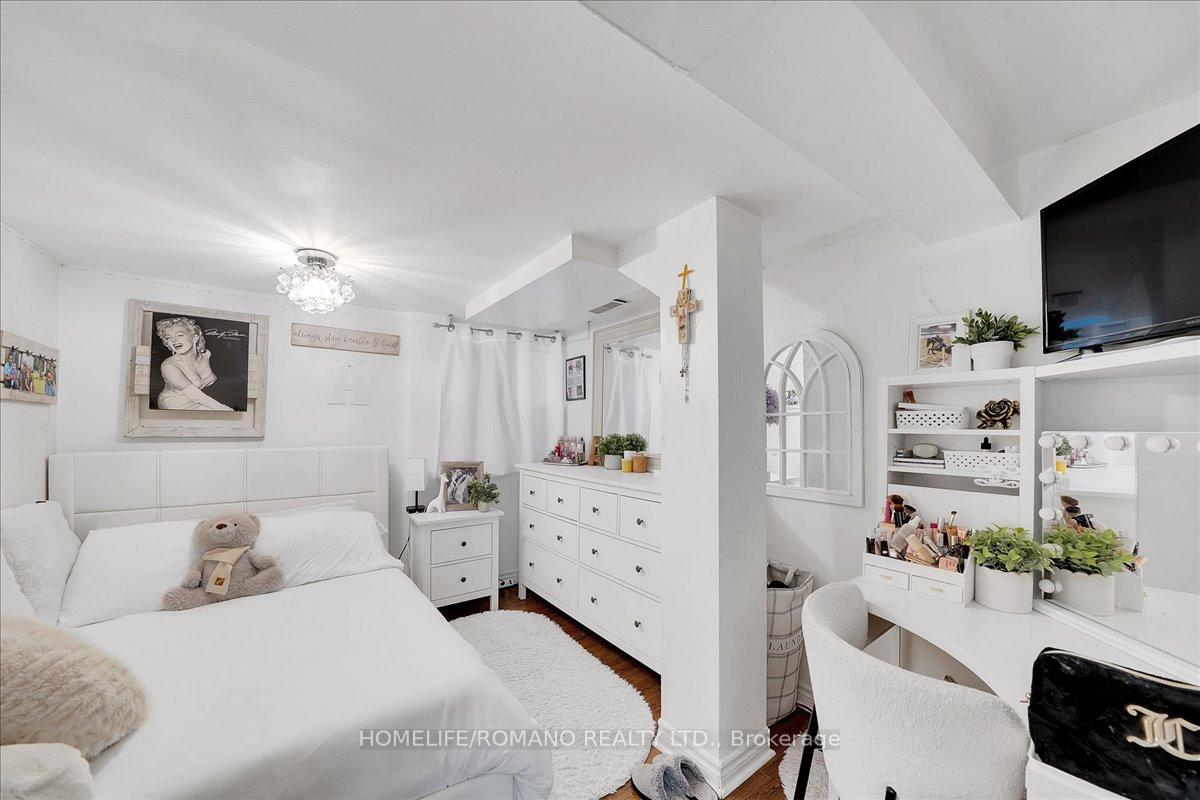 Photo 29 of 5 Cuffley Crescent S, North York, Downsview-Roding-CFB — HOMEH