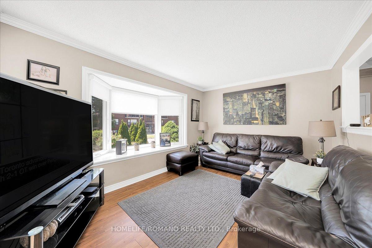 Photo 8 of 5 Cuffley Crescent S, North York, Downsview-Roding-CFB — HOMEH