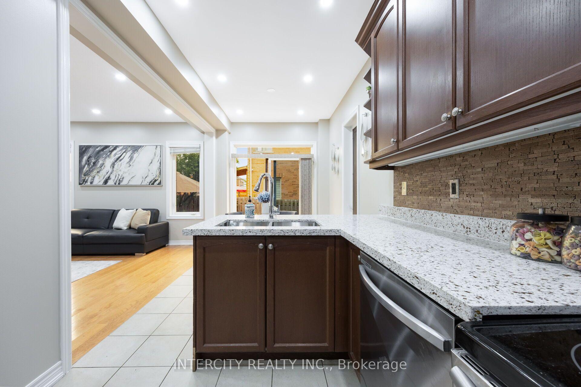 Photo 21 of 162 Holmes Crescent, Milton, Scott — HOMEH