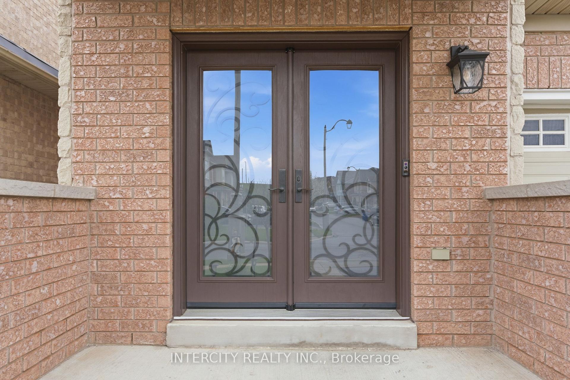 Photo 4 of 111 Fandango Drive, Brampton, Credit Valley — HOMEH