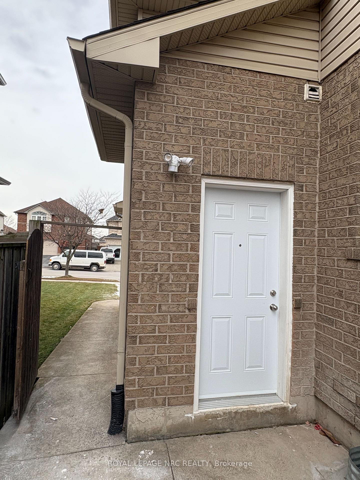 Photo 2 of Unit Basement, 11 Meadow Wood Crescent, Hamilton, Stoney Creek — HOMEH