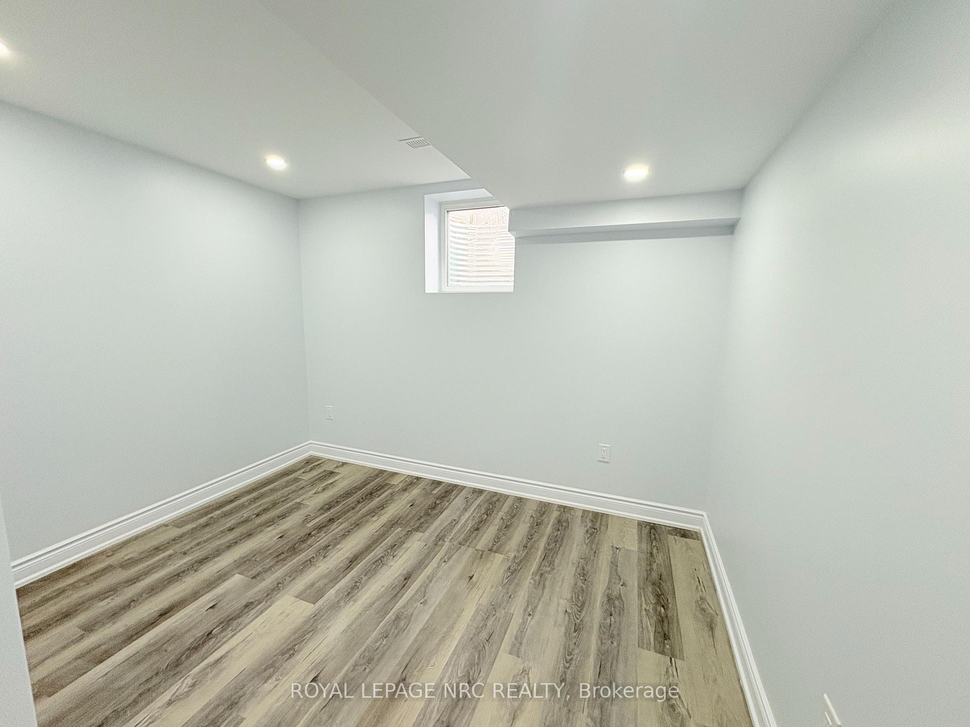 Photo 4 of Unit Basement, 11 Meadow Wood Crescent, Hamilton, Stoney Creek — HOMEH