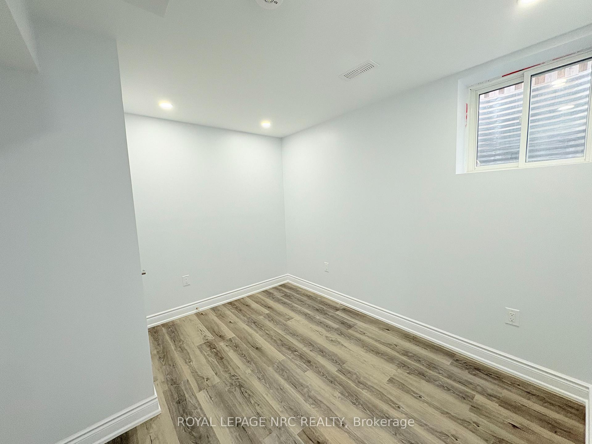 Photo 6 of Unit Basement, 11 Meadow Wood Crescent, Hamilton, Stoney Creek — HOMEH