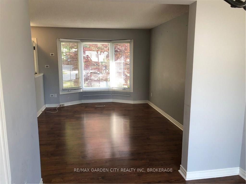 Photo 3 of 29 St. Hilda'S Court, St. Catharines, Haig — HOMEH