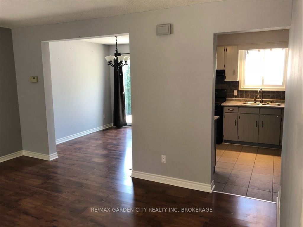 Photo 4 of 29 St. Hilda'S Court, St. Catharines, Haig — HOMEH