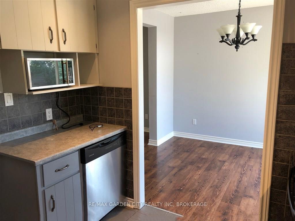 Photo 5 of 29 St. Hilda'S Court, St. Catharines, Haig — HOMEH