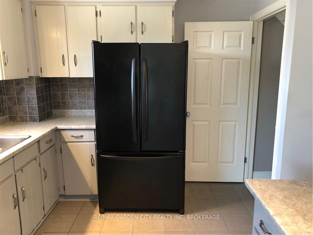 Photo 7 of 29 St. Hilda'S Court, St. Catharines, Haig — HOMEH