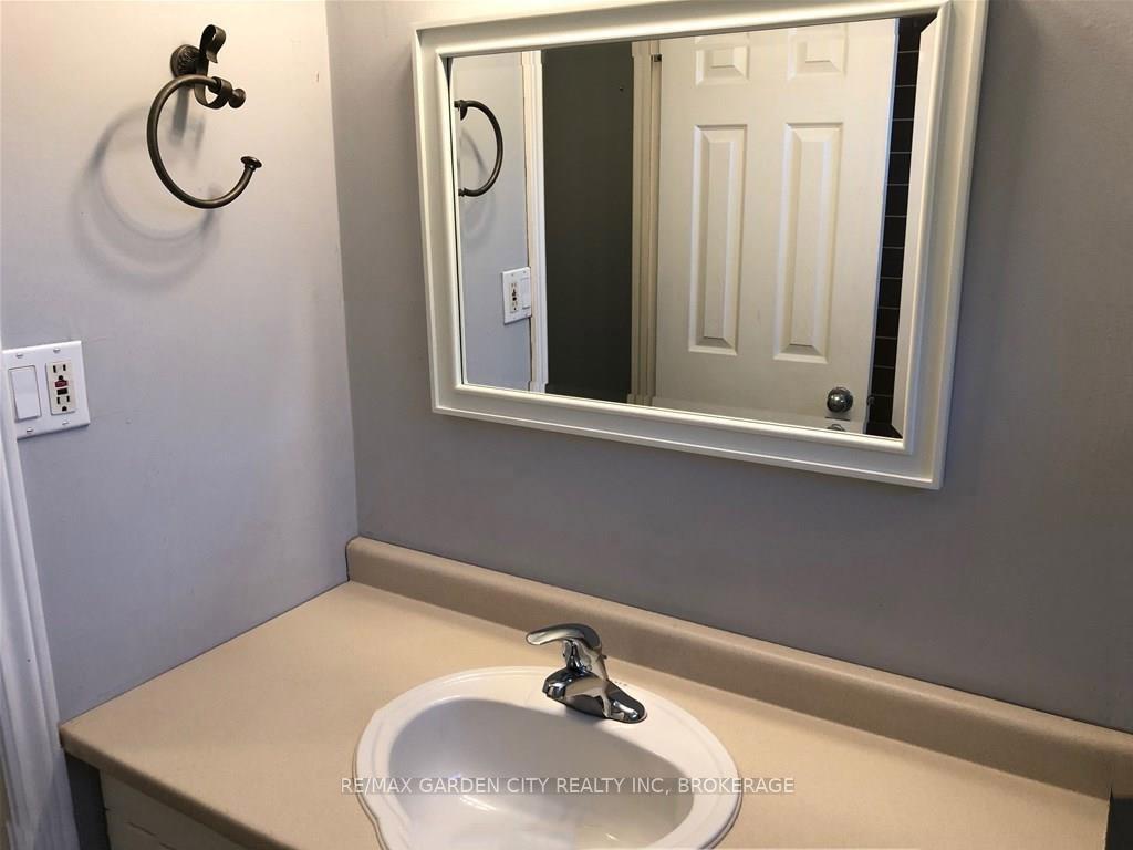 Photo 11 of 29 St. Hilda'S Court, St. Catharines, Haig — HOMEH