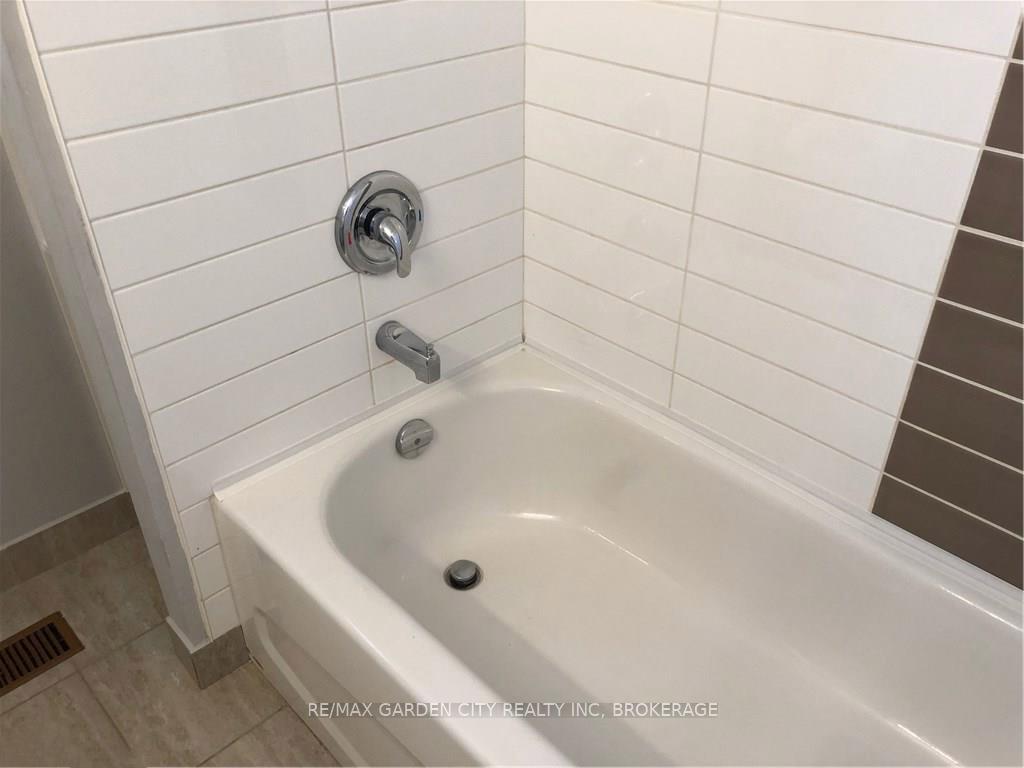 Photo 12 of 29 St. Hilda'S Court, St. Catharines, Haig — HOMEH