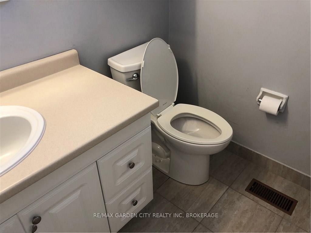 Photo 13 of 29 St. Hilda'S Court, St. Catharines, Haig — HOMEH