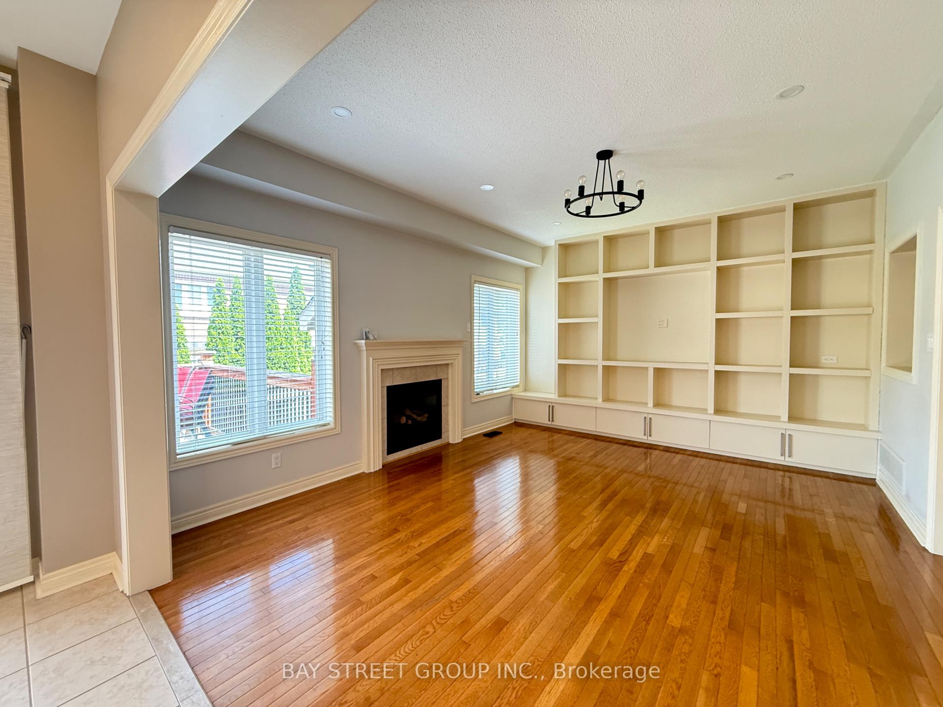 Photo 5 of 54 Earl Stewart Drive, Aurora, Bayview Wellington — HOMEH