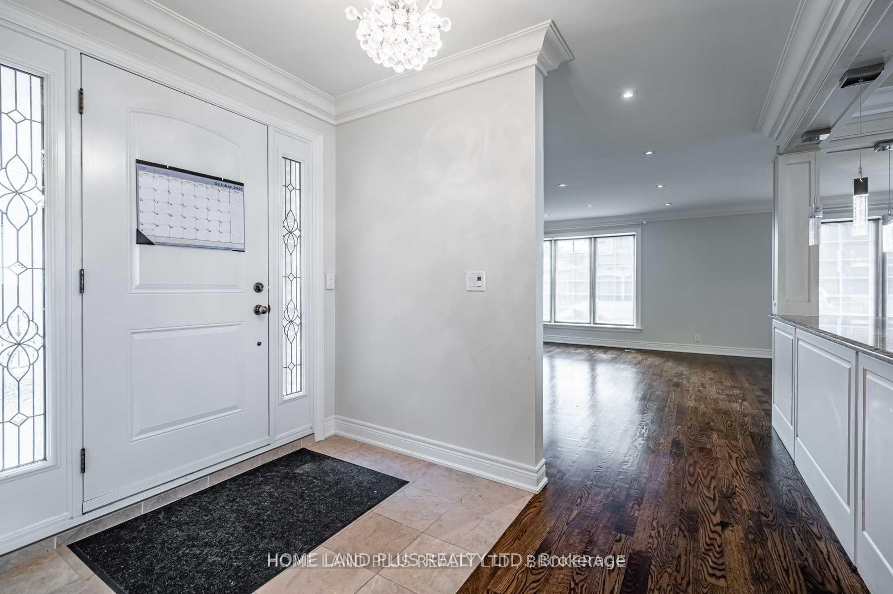 Photo 3 of 66 Munro Boulevard, North York, St. Andrew-Windfields — HOMEH