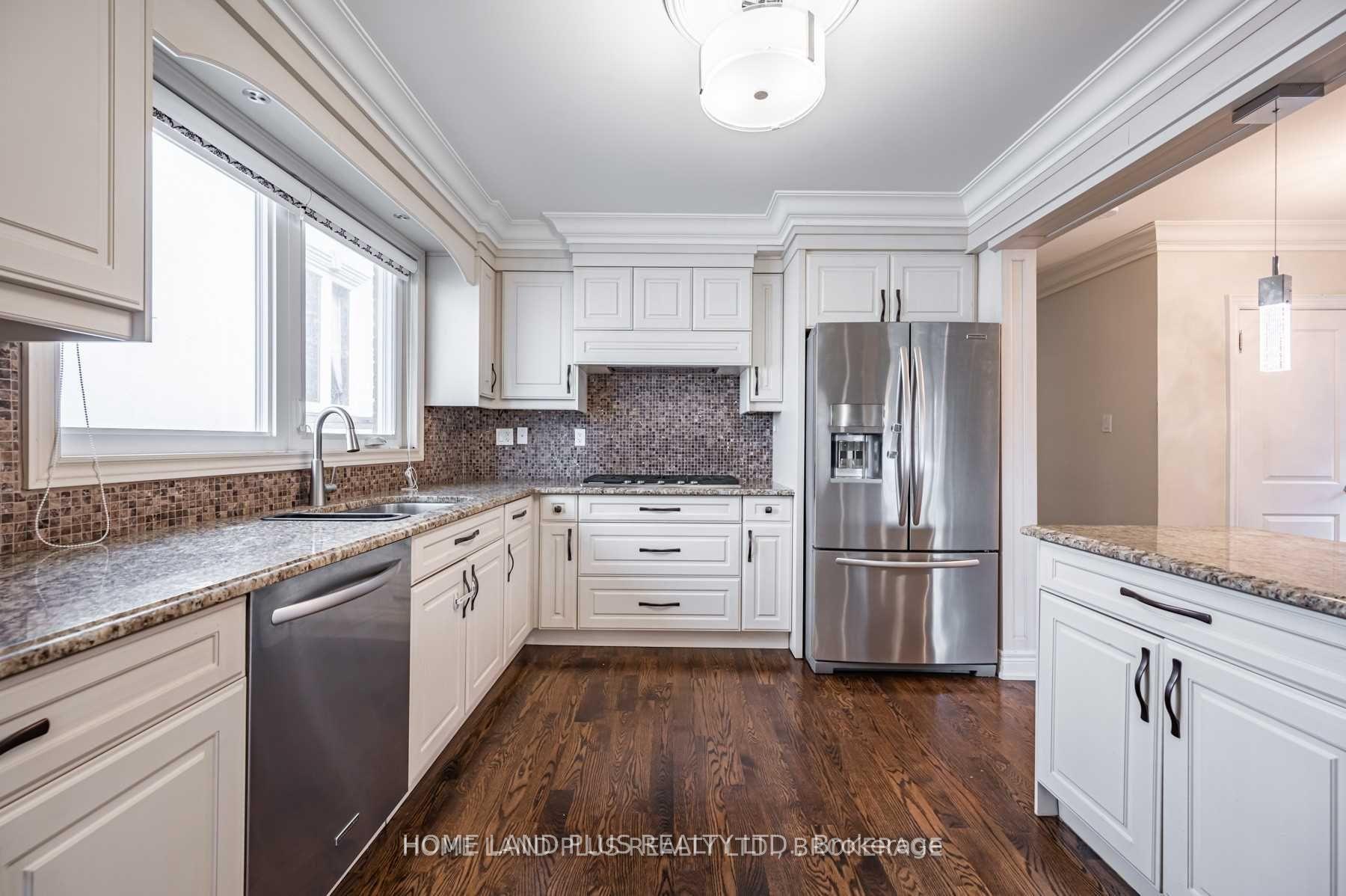 Photo 6 of 66 Munro Boulevard, North York, St. Andrew-Windfields — HOMEH
