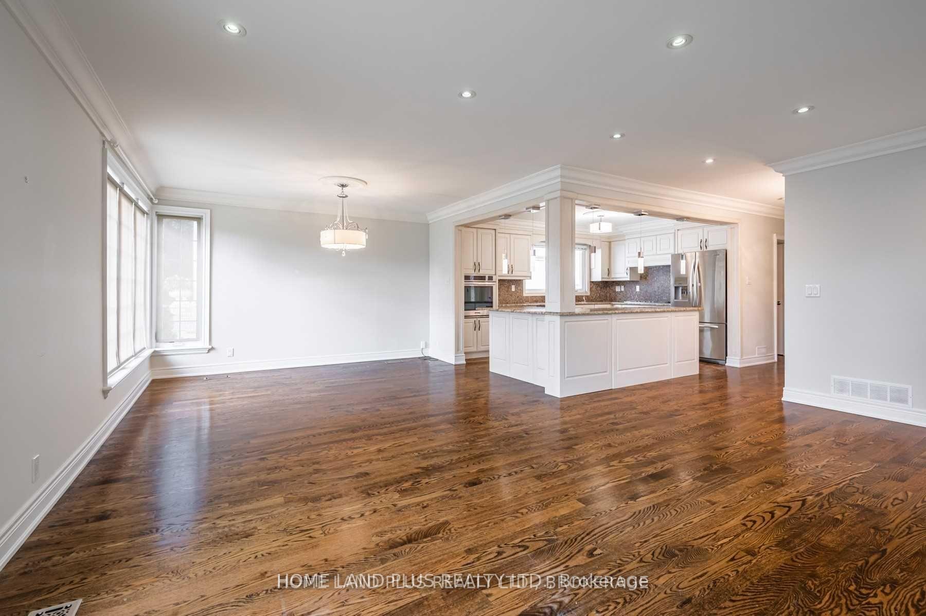 Photo 9 of 66 Munro Boulevard, North York, St. Andrew-Windfields — HOMEH