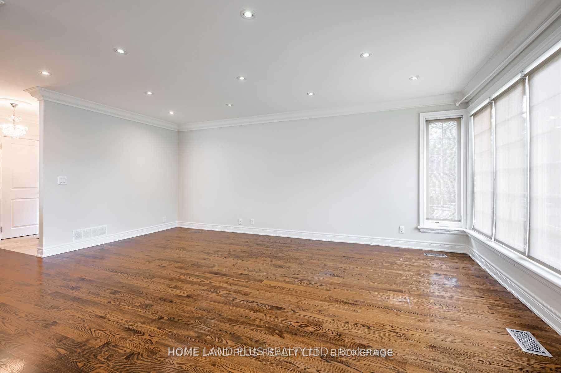 Photo 10 of 66 Munro Boulevard, North York, St. Andrew-Windfields — HOMEH