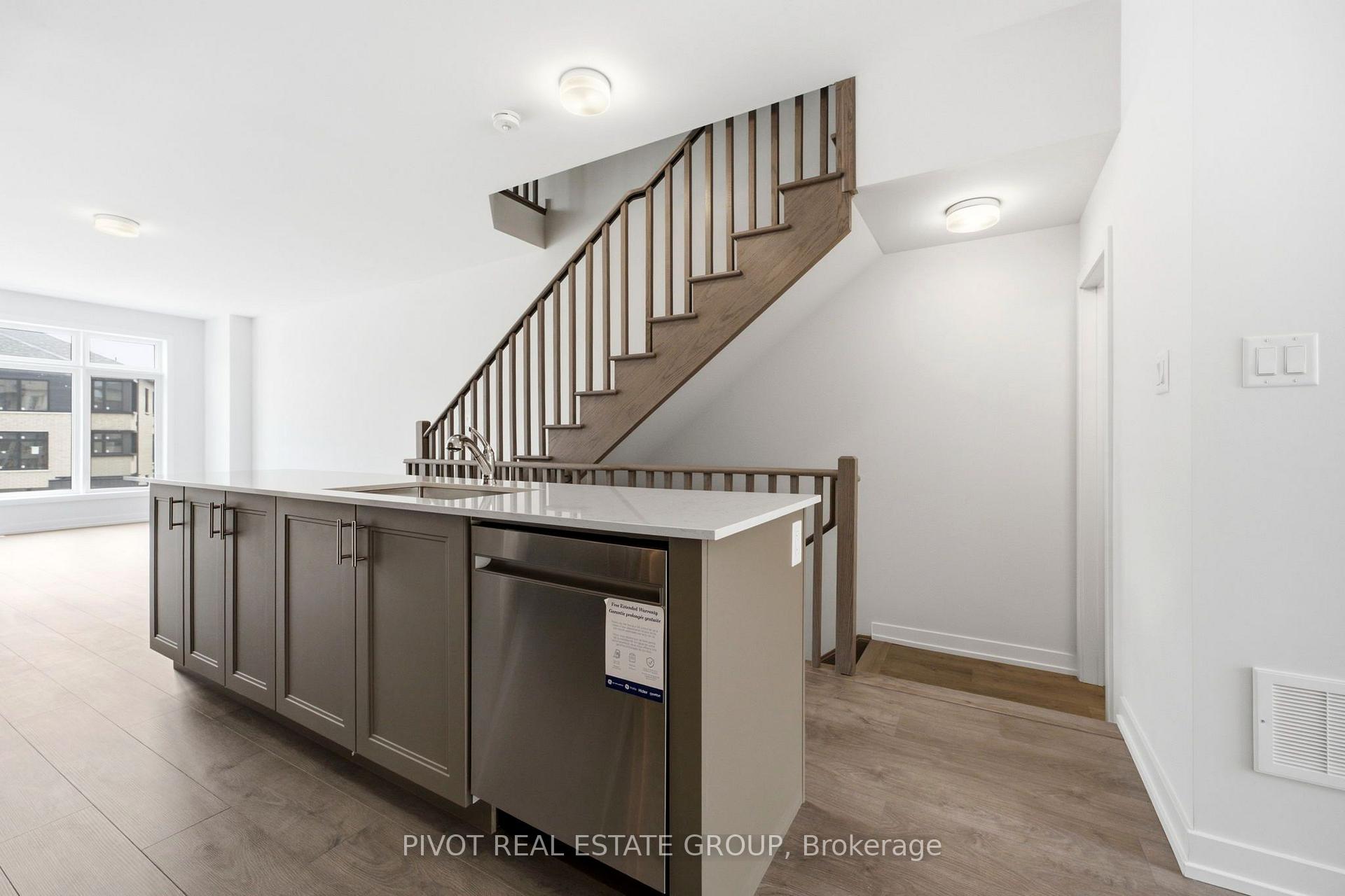 Photo 14 of 15 Pluto Way, Whitby, Brooklin — HOMEH