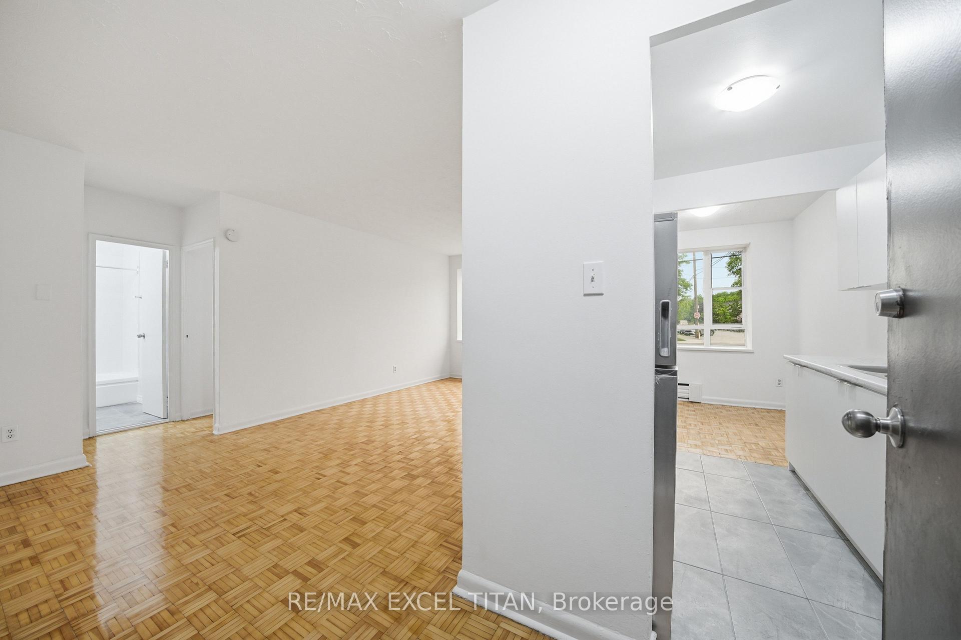 Photo 5 of Unit 111, 2895 Bathurst Street, Toronto, Bedford Park-Nortown — HOMEH