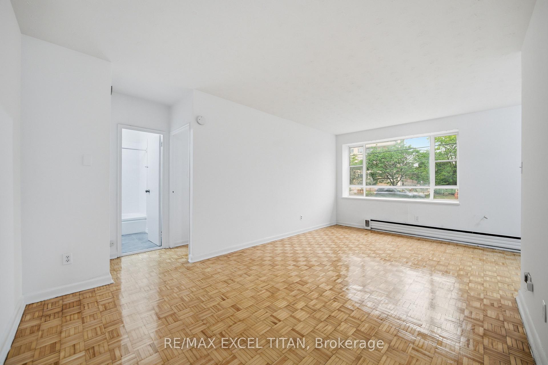 Photo 6 of Unit 111, 2895 Bathurst Street, Toronto, Bedford Park-Nortown — HOMEH