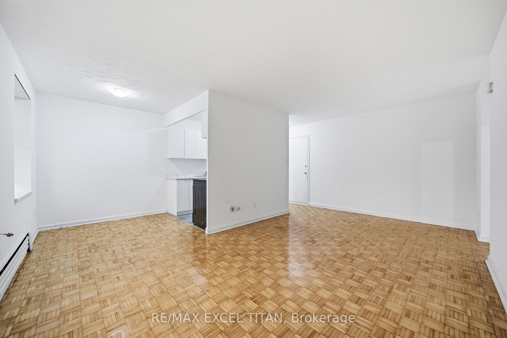 Photo 7 of Unit 111, 2895 Bathurst Street, Toronto, Bedford Park-Nortown — HOMEH