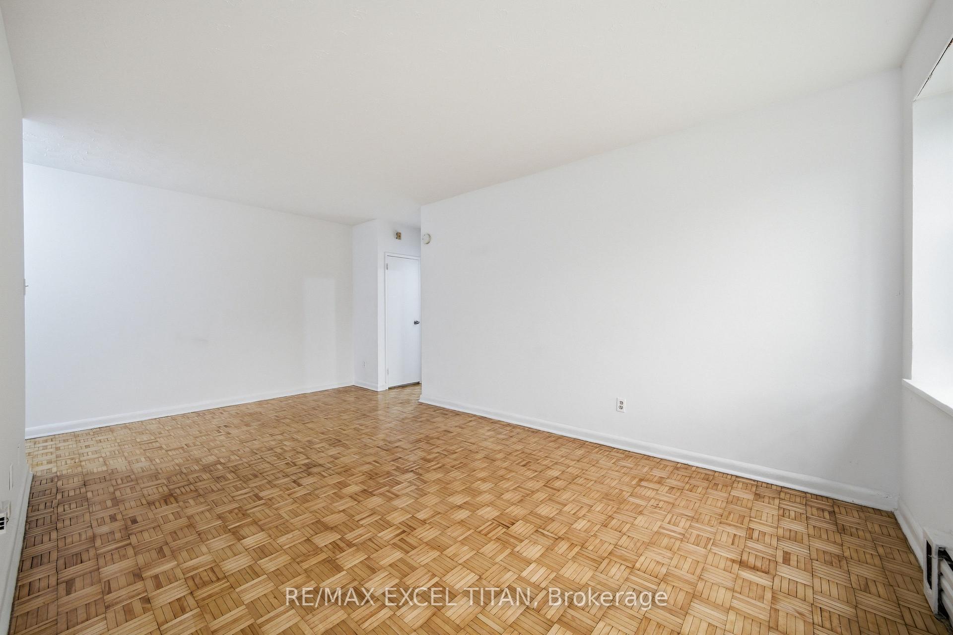 Photo 8 of Unit 111, 2895 Bathurst Street, Toronto, Bedford Park-Nortown — HOMEH