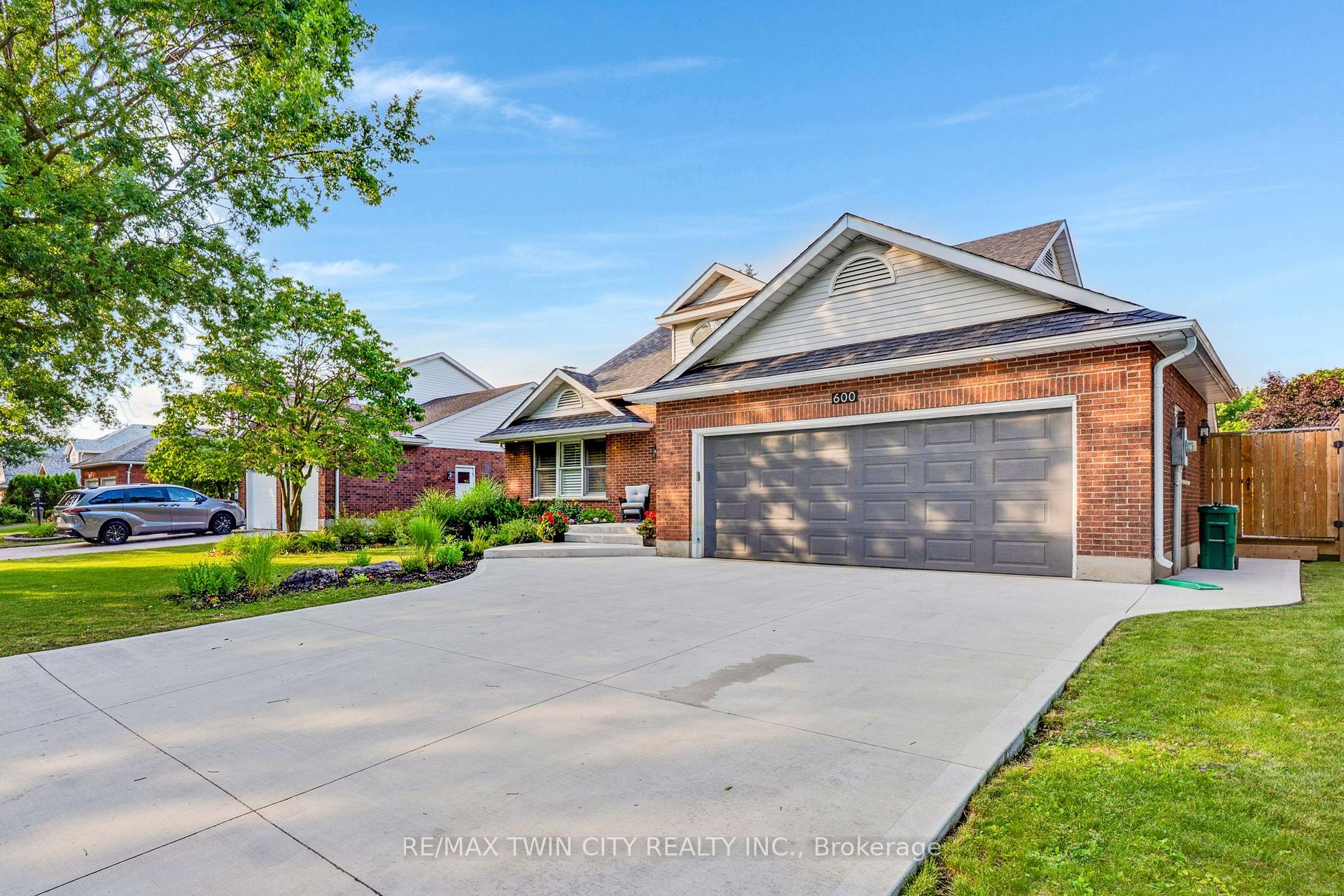 Photo 2 of 600 Coppercroft Court, Waterloo, Colonial Acres — HOMEH