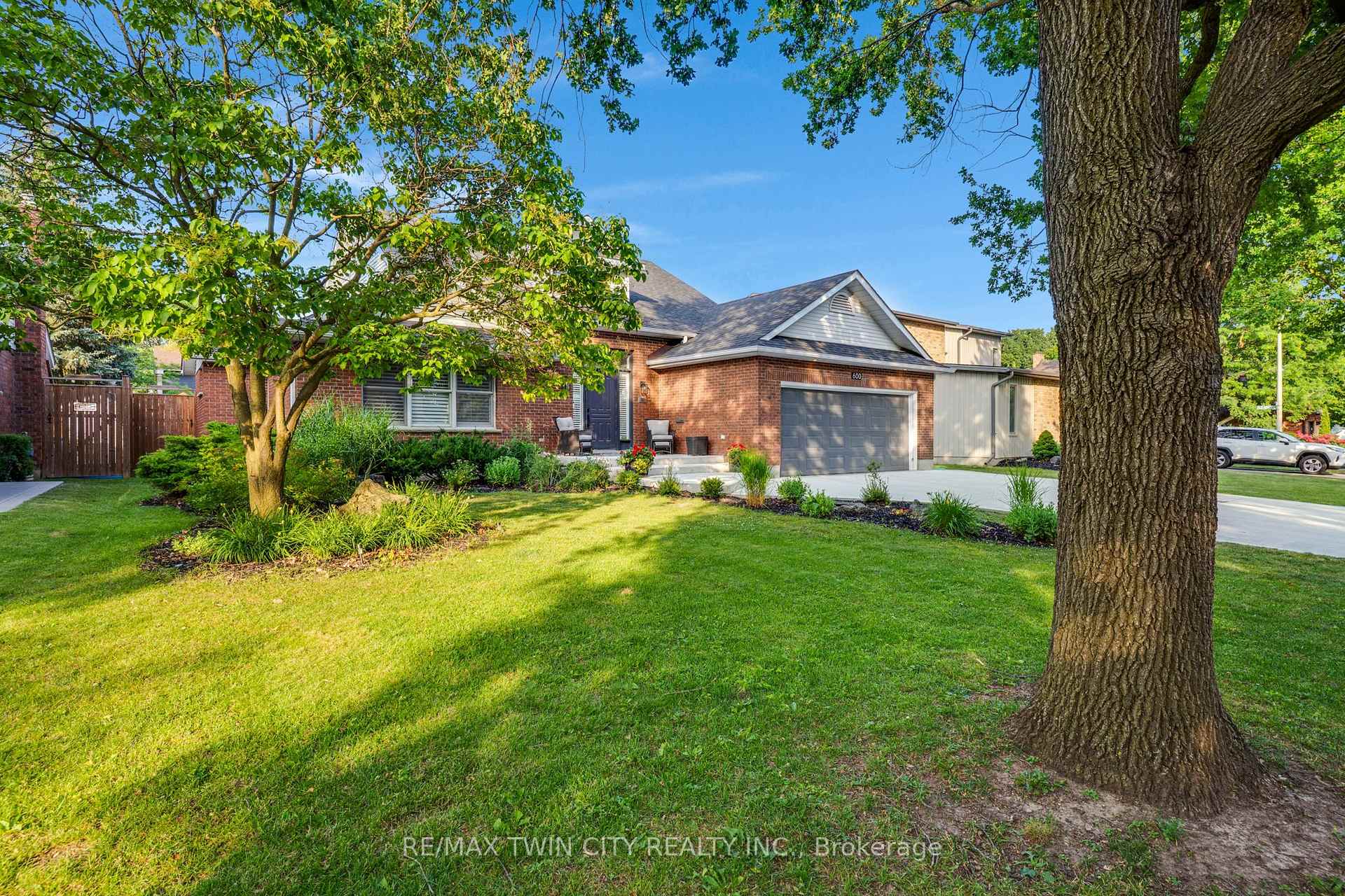 Photo 3 of 600 Coppercroft Court, Waterloo, Colonial Acres — HOMEH