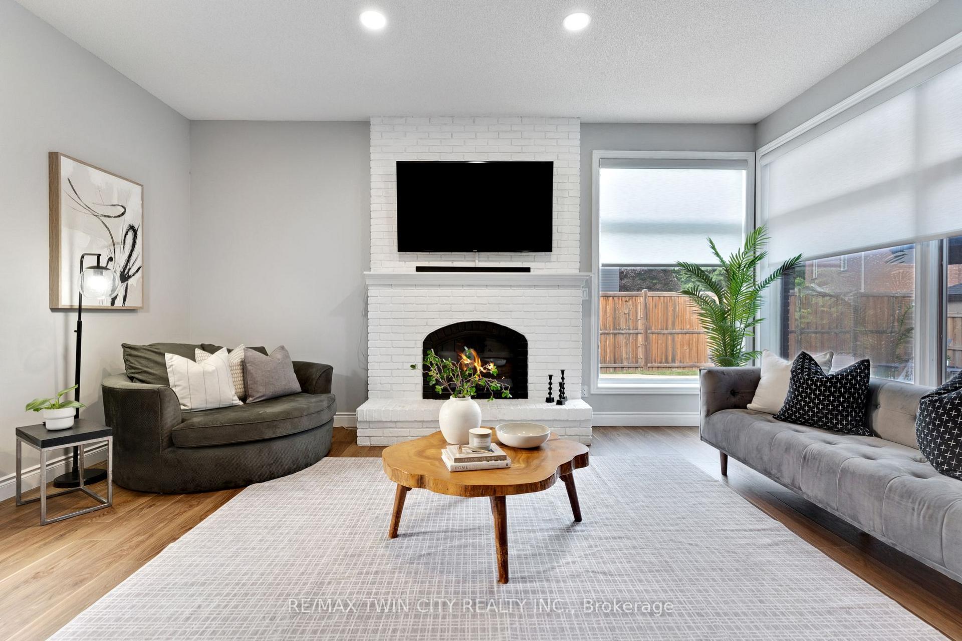 Photo 5 of 600 Coppercroft Court, Waterloo, Colonial Acres — HOMEH