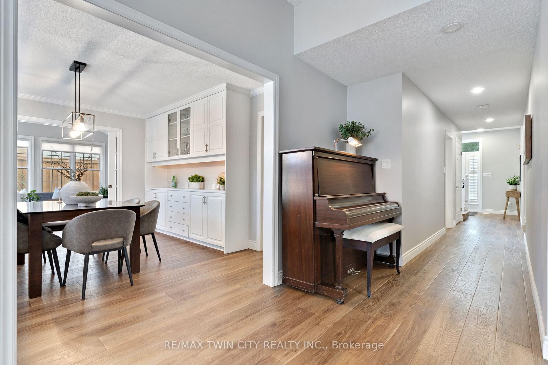 Photo 8 of 600 Coppercroft Court, Waterloo, Colonial Acres — HOMEH