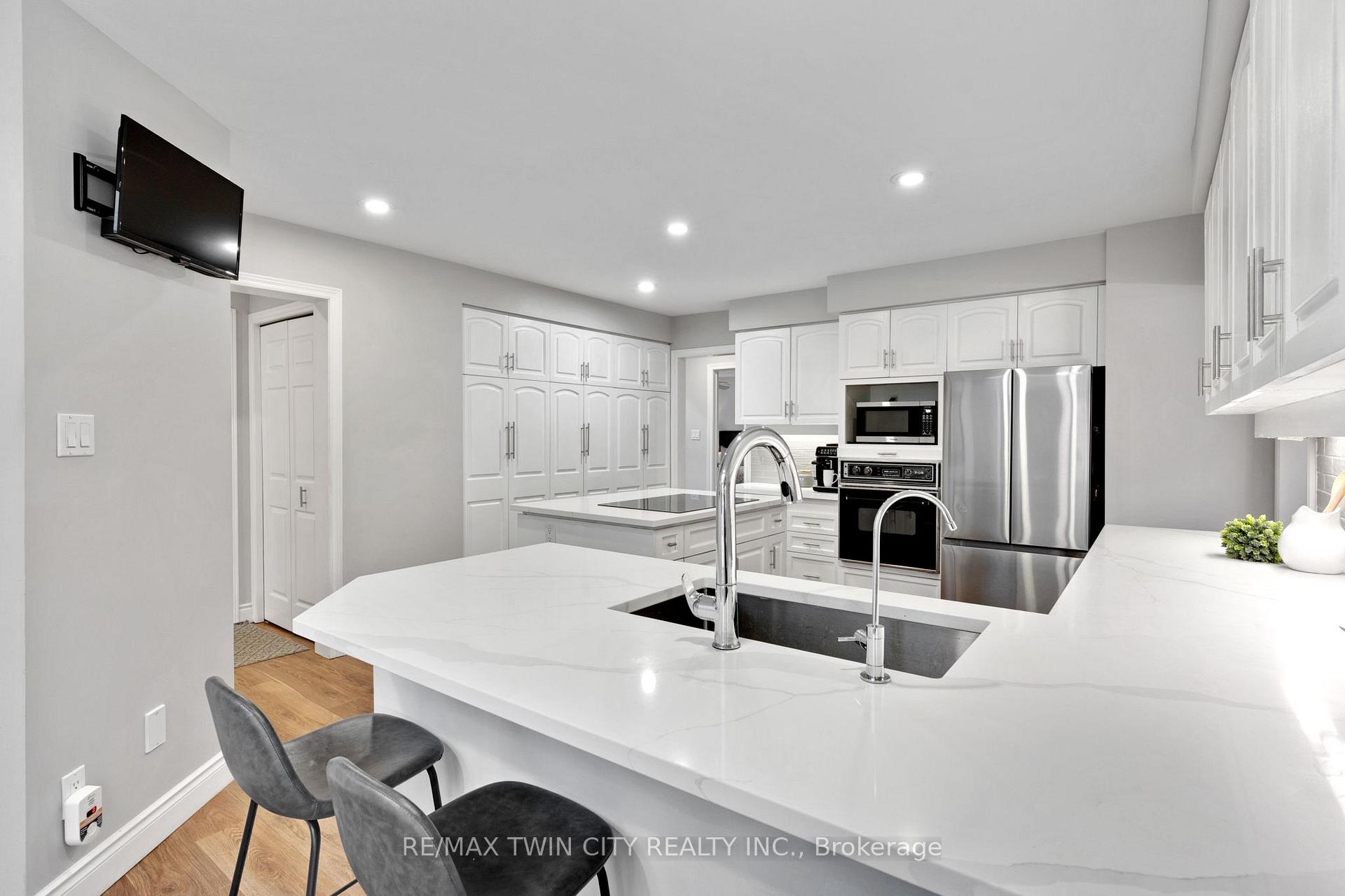Photo 16 of 600 Coppercroft Court, Waterloo, Colonial Acres — HOMEH