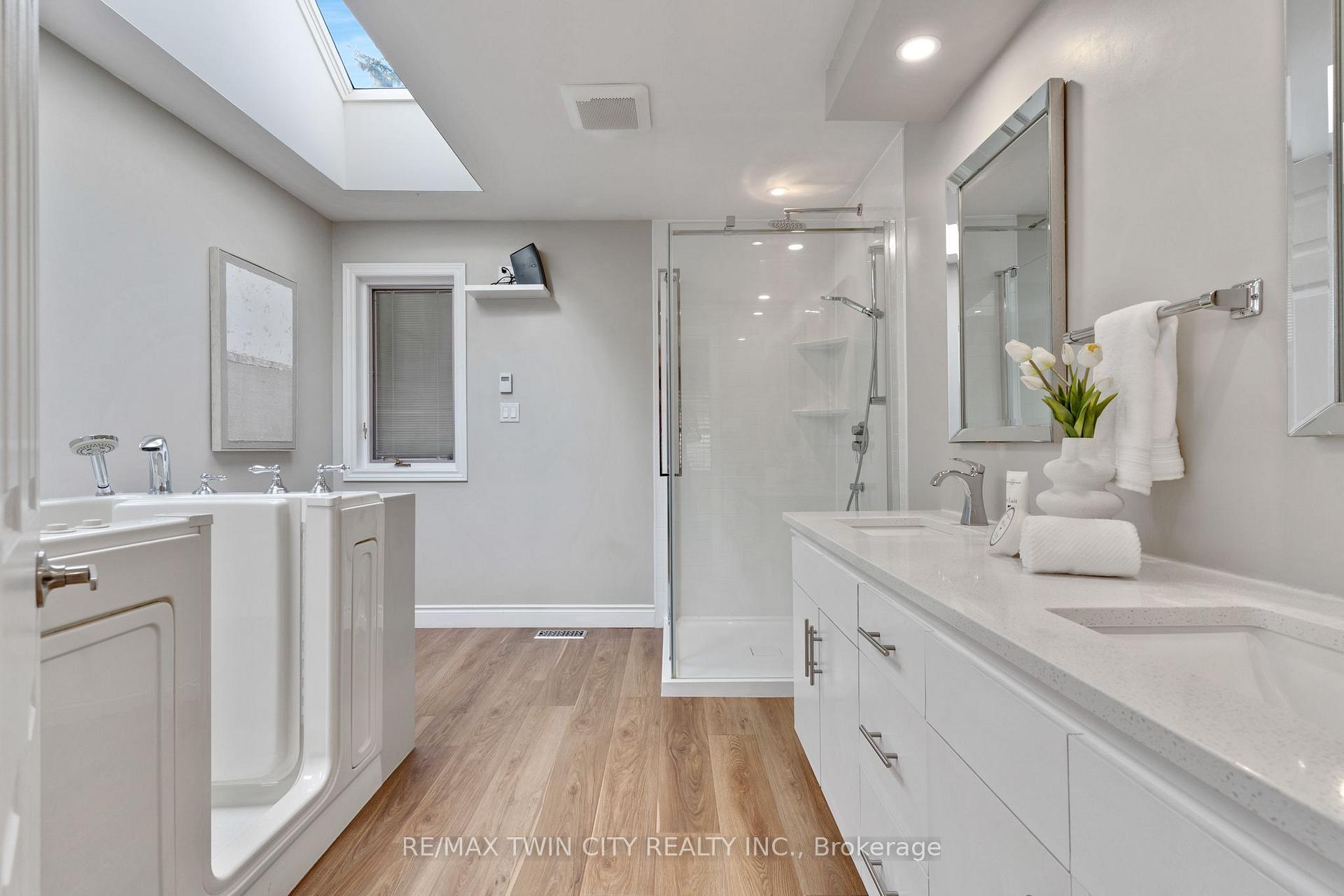 Photo 23 of 600 Coppercroft Court, Waterloo, Colonial Acres — HOMEH