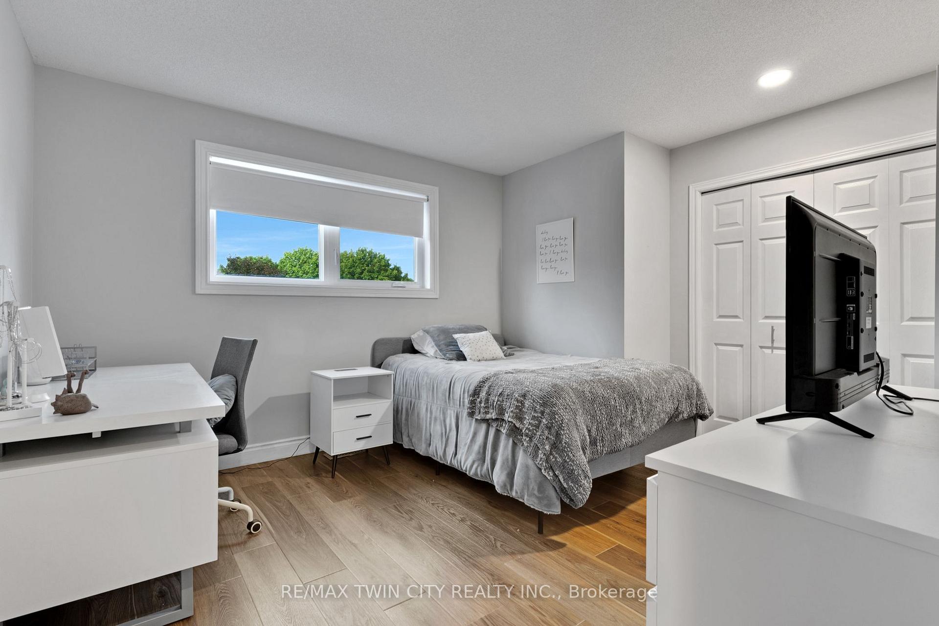 Photo 32 of 600 Coppercroft Court, Waterloo, Colonial Acres — HOMEH