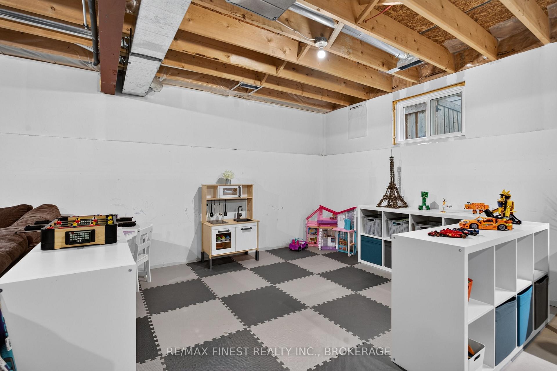 Photo 17 of 28 Park Crescent, Loyalist, Amherstview — HOMEH