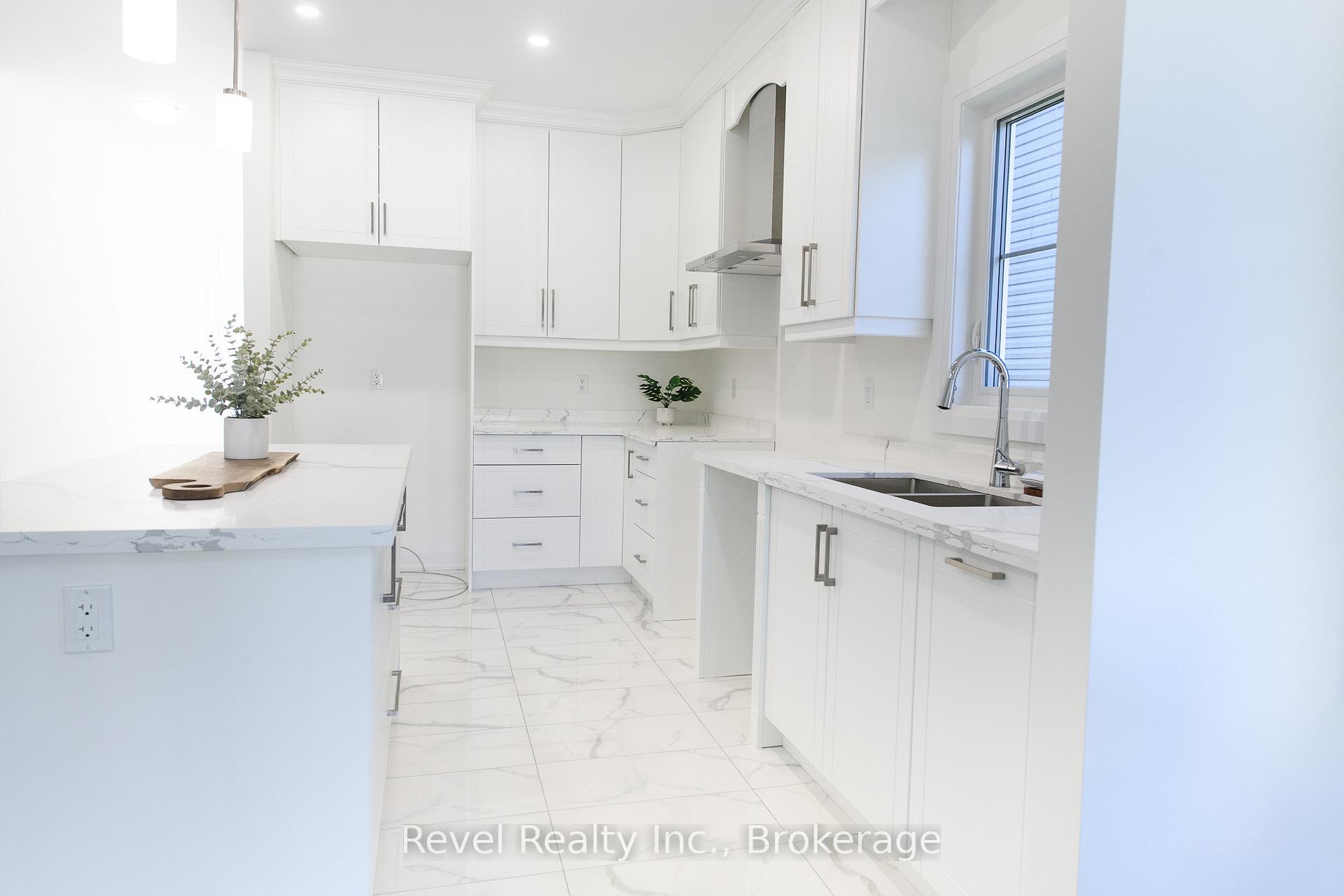 Photo 4 of 43 Joanne Crescent, Wasaga Beach — HOMEH