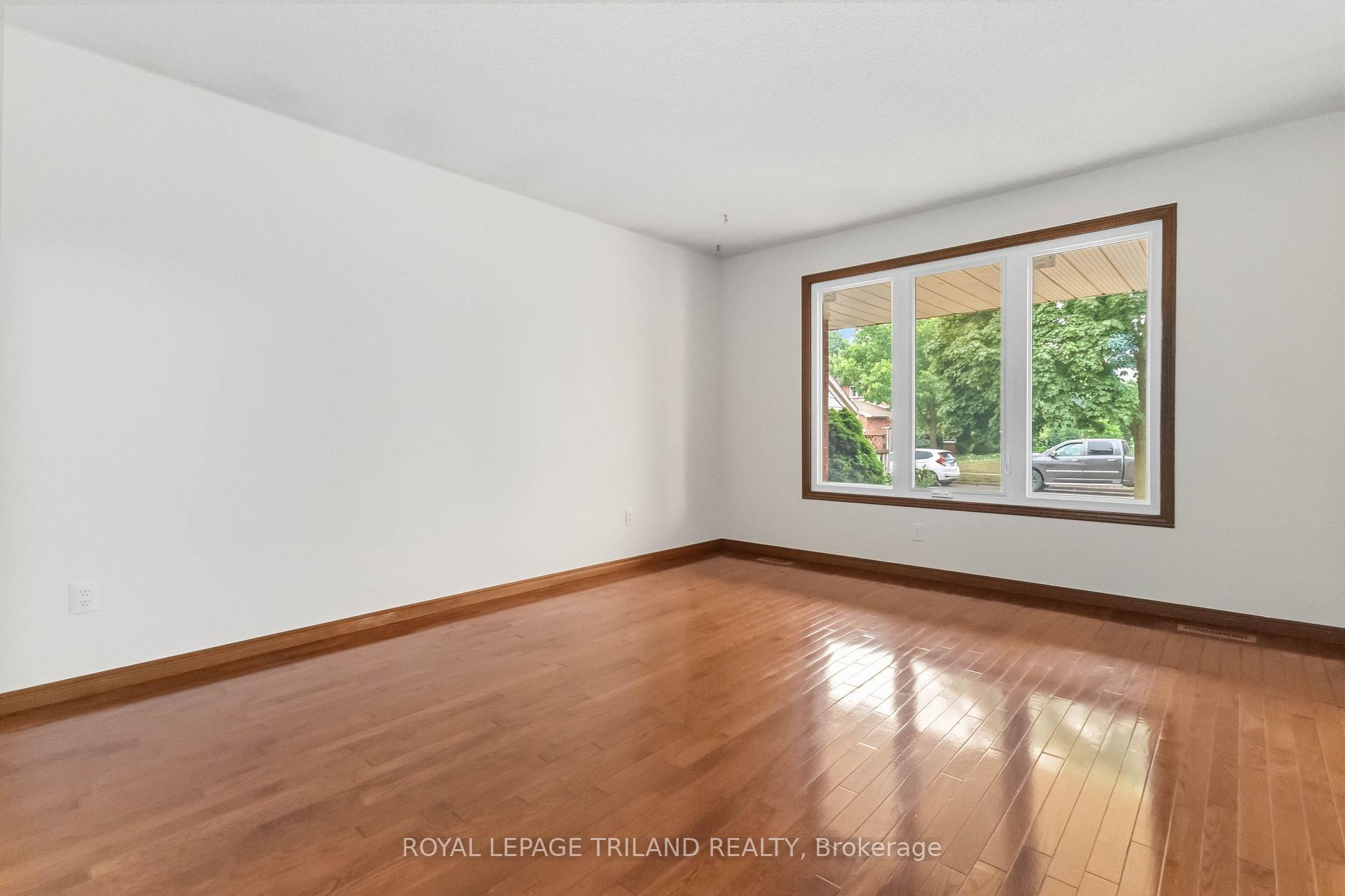 Photo 4 of 954 Chippewa Drive, London, East D — HOMEH