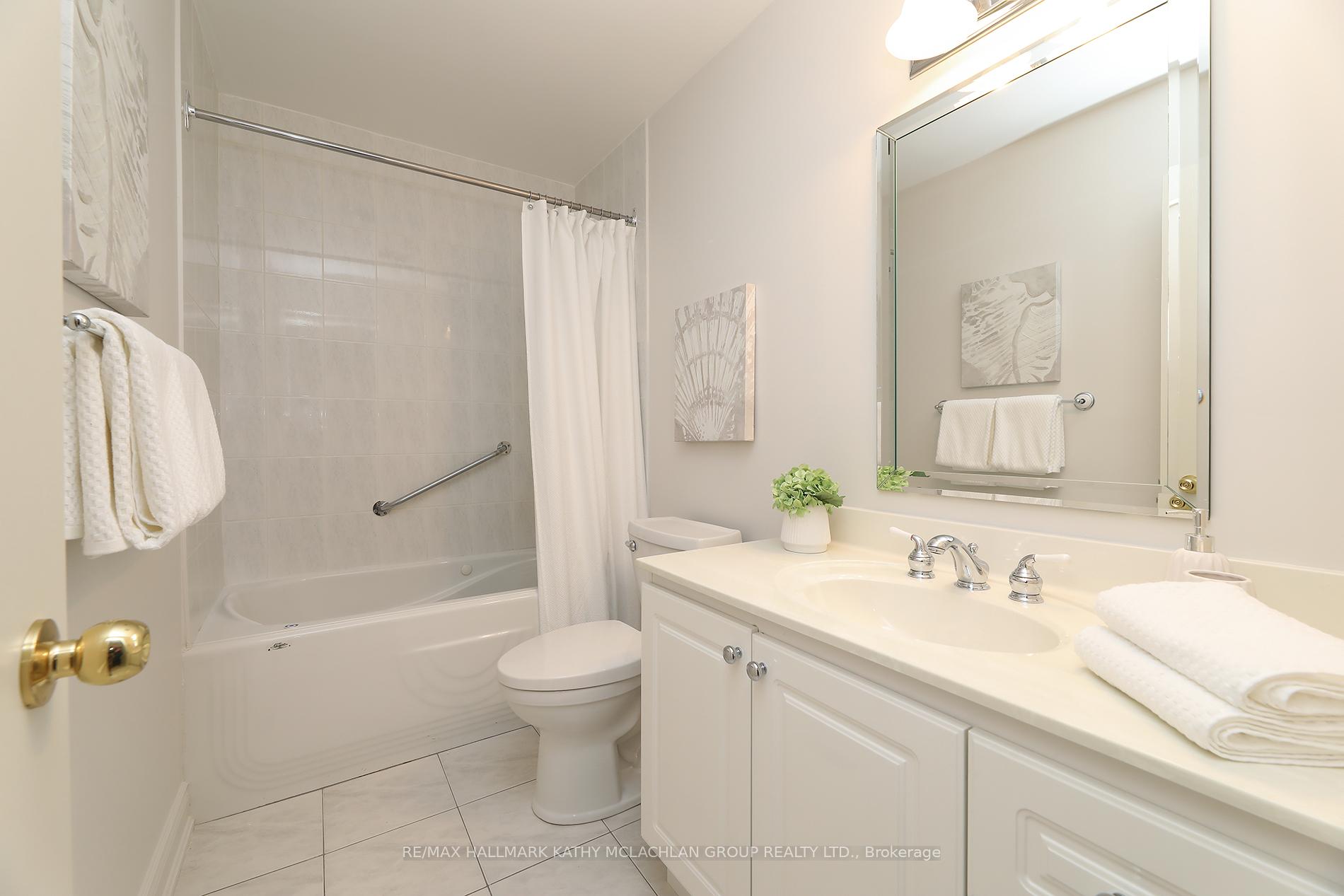 Photo 22 of 38 Crimson Millway, North York, St. Andrew-Windfields — HOMEH