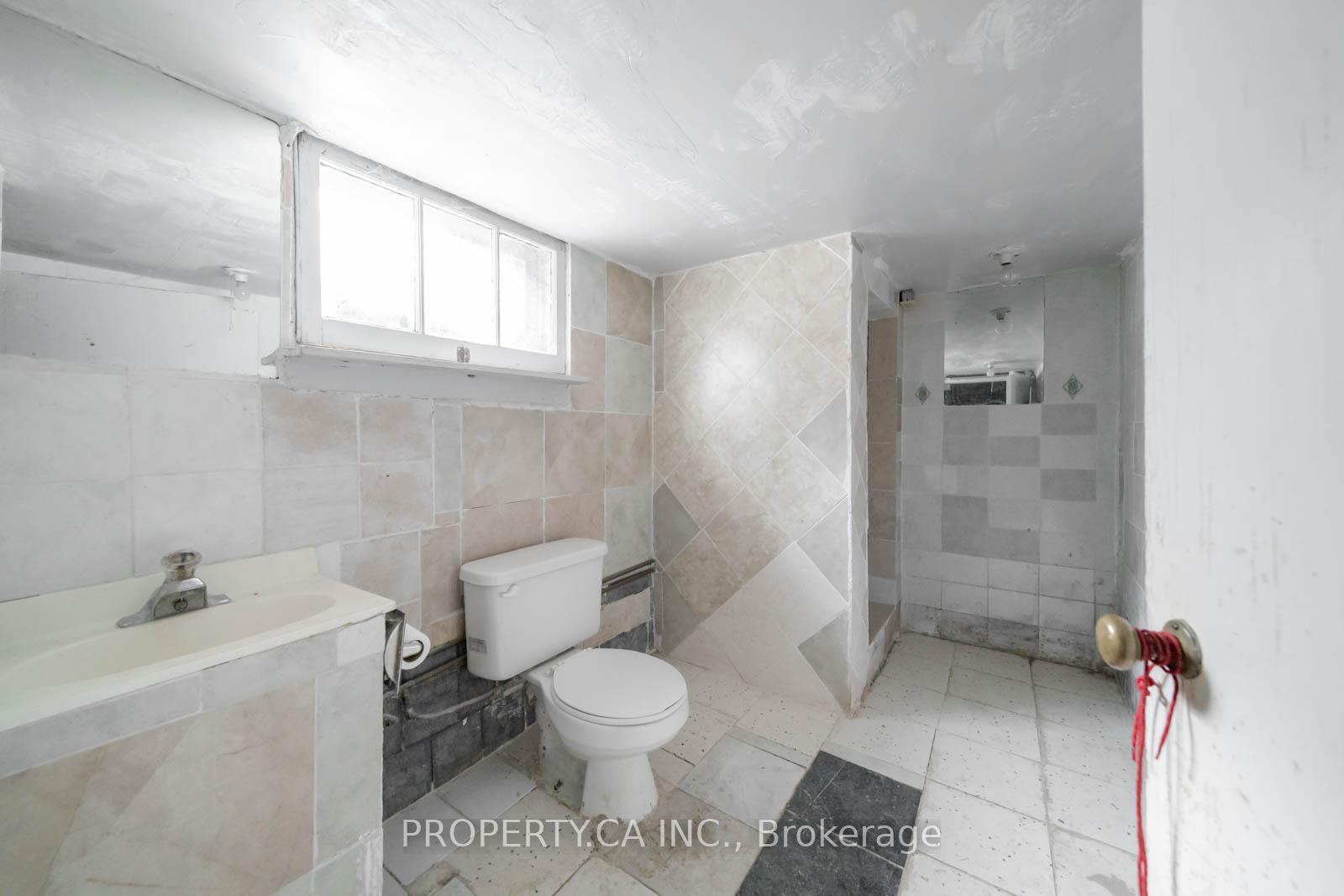 Photo 12 of 46 McMurchy Avenue N, Brampton, Downtown Brampton — HOMEH