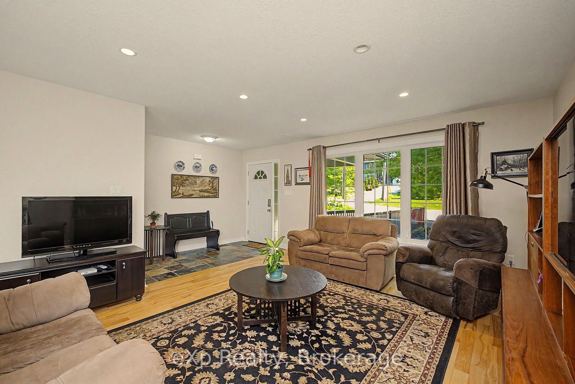 Photo 3 of 2 Mann Avenue N, Parry Sound — HOMEH