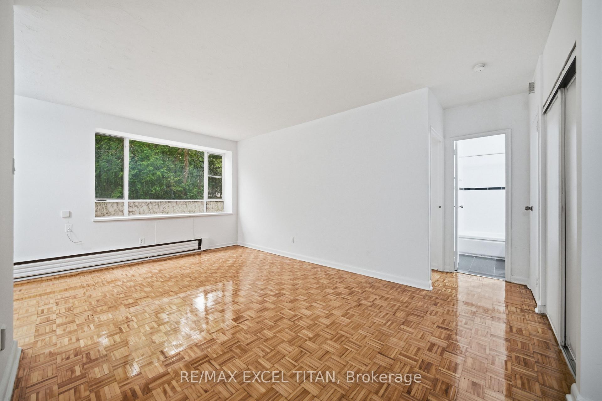 Photo 4 of Unit 107, 2895 Bathurst Street, Toronto, Bedford Park-Nortown — HOMEH