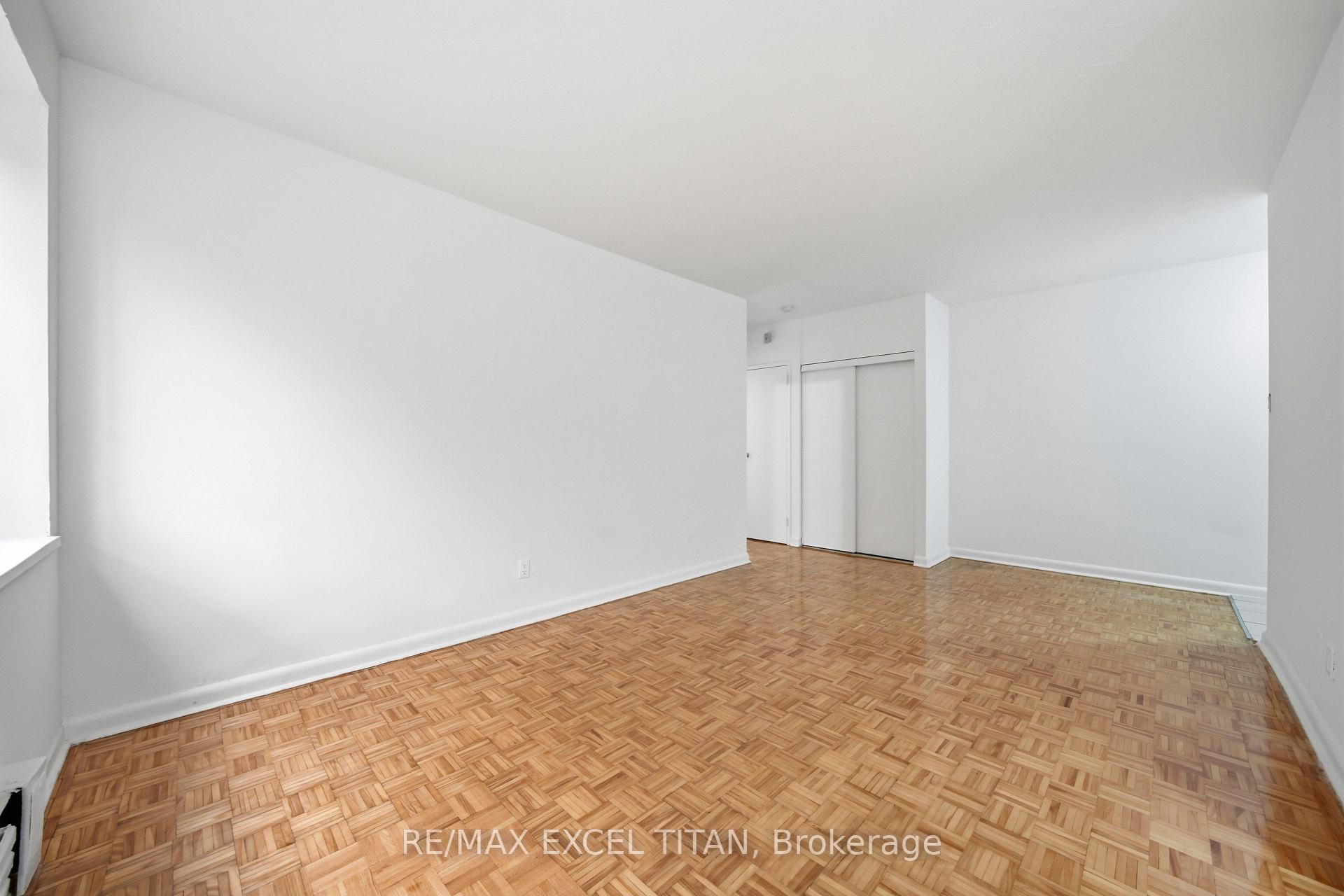 Photo 5 of Unit 107, 2895 Bathurst Street, Toronto, Bedford Park-Nortown — HOMEH