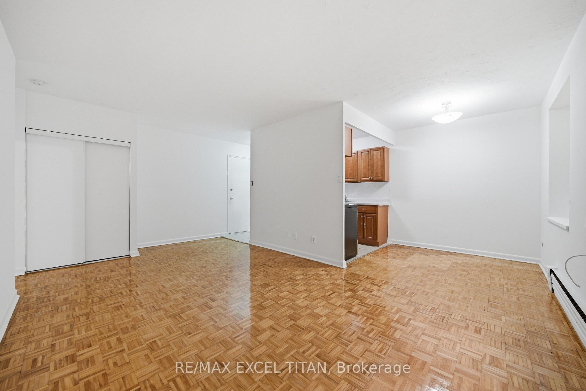 Photo 10 of Unit 107, 2895 Bathurst Street, Toronto, Bedford Park-Nortown — HOMEH