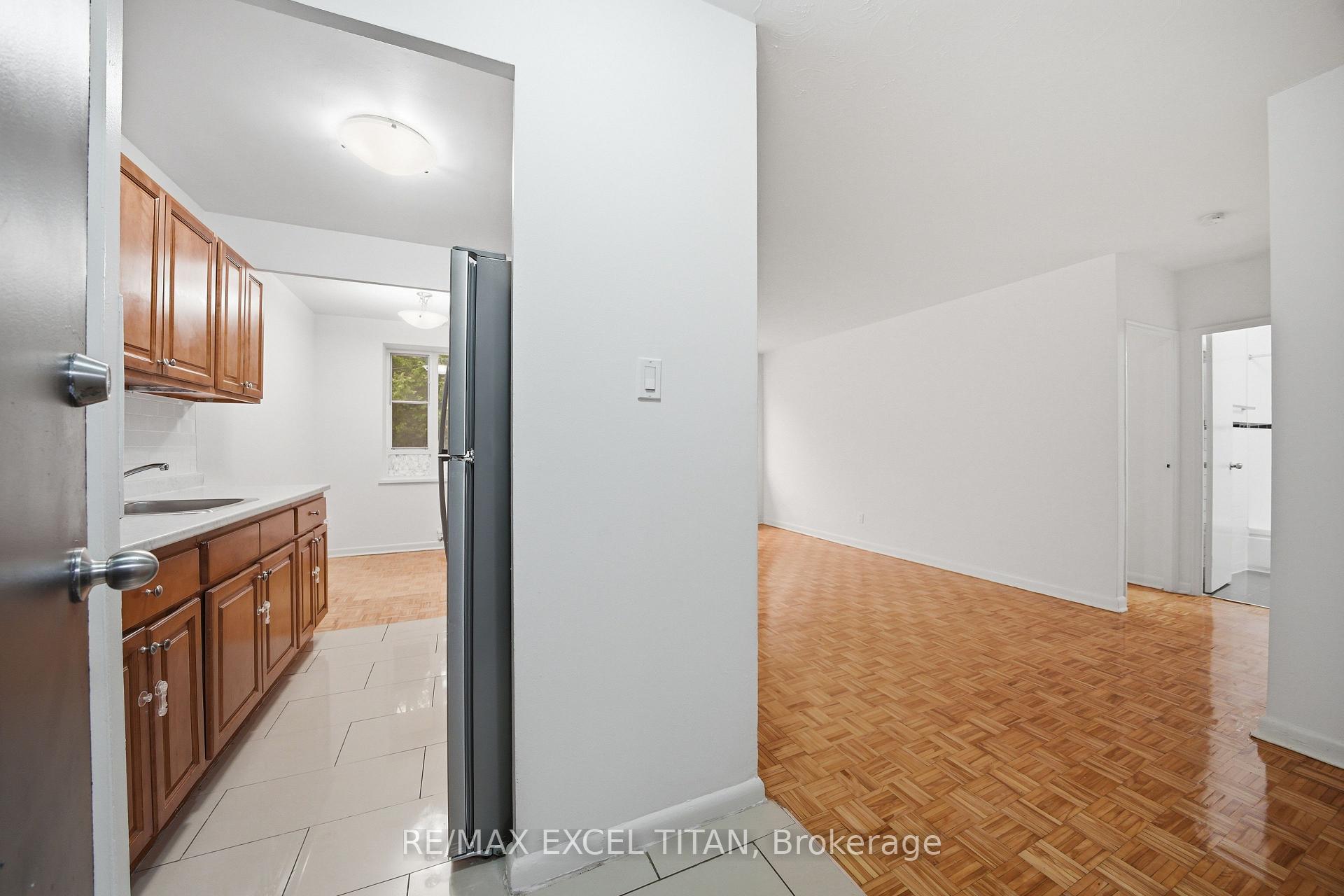 Photo 11 of Unit 107, 2895 Bathurst Street, Toronto, Bedford Park-Nortown — HOMEH