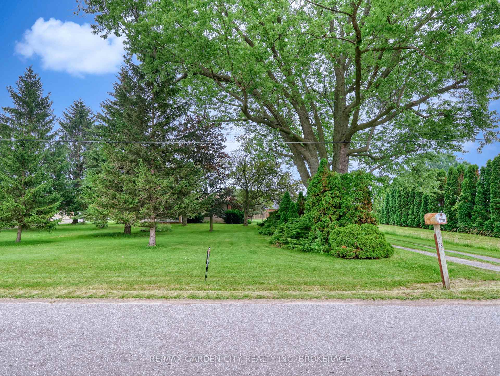 Photo 2 of 1408 Fifth Street, St. Catharines, Rural Port — HOMEH