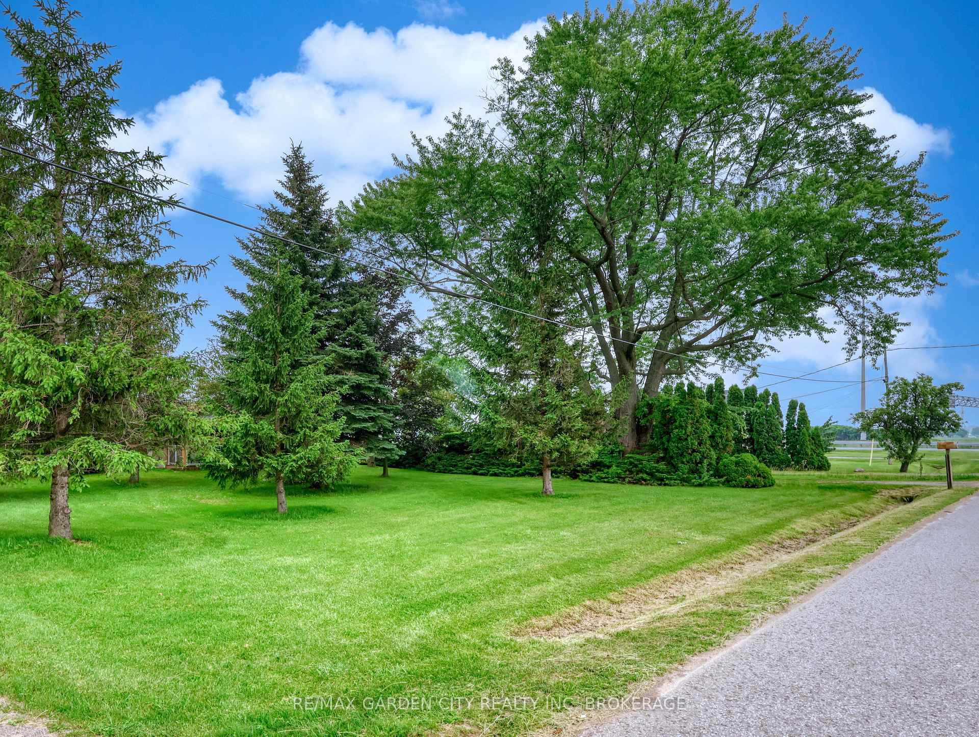 Photo 3 of 1408 Fifth Street, St. Catharines, Rural Port — HOMEH