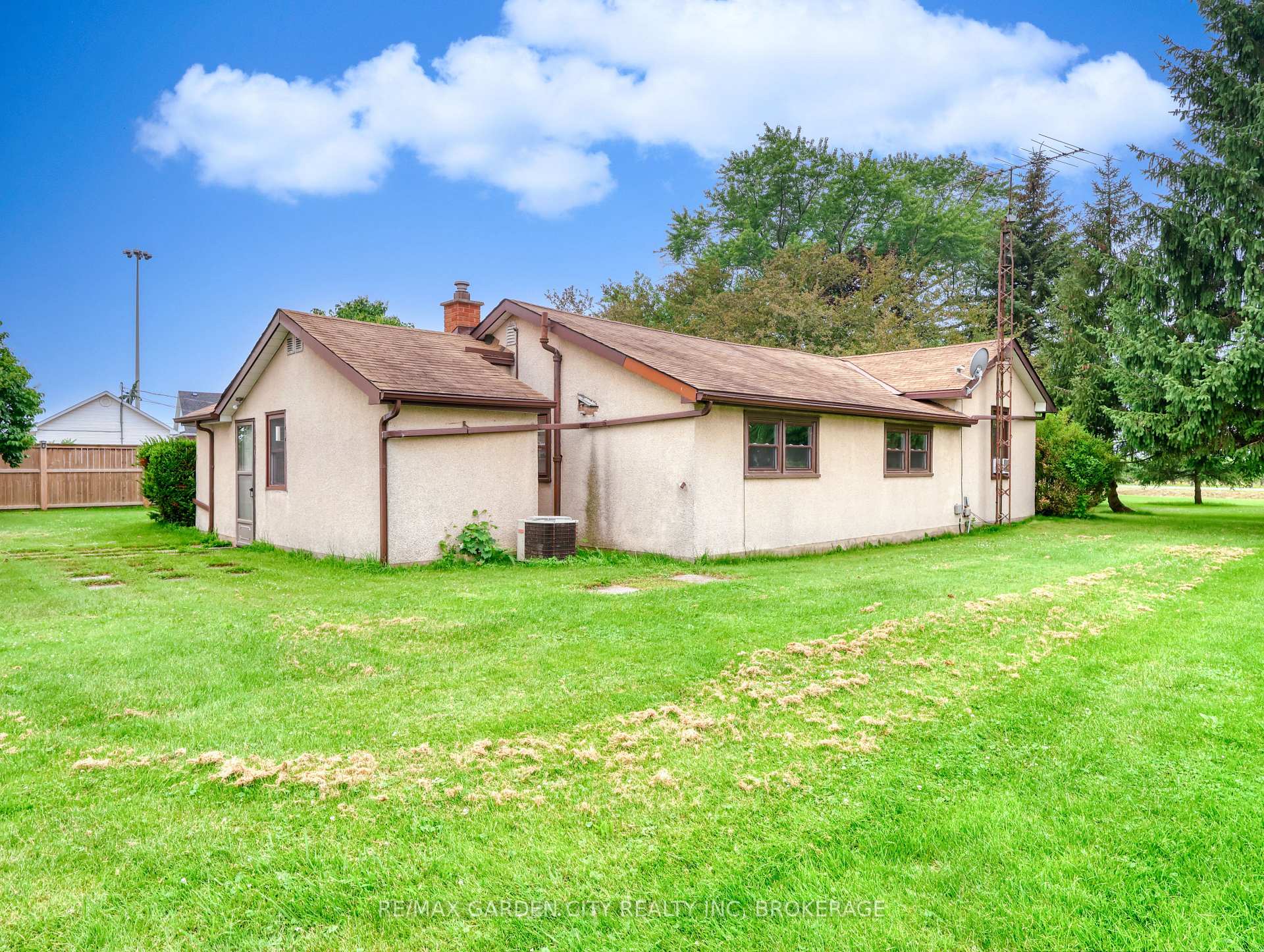 Photo 7 of 1408 Fifth Street, St. Catharines, Rural Port — HOMEH